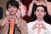 左から古川雄輝、菅田将暉。