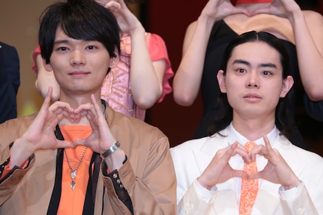 左から古川雄輝、菅田将暉。