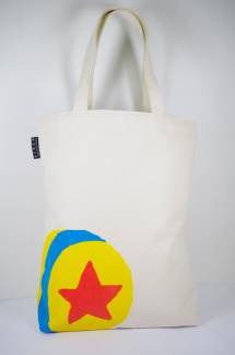 会場で販売されるトートバッグ（3024円）。(c)Disney/Pixar