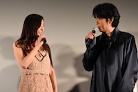 左から中山美穂、永瀬正敏。