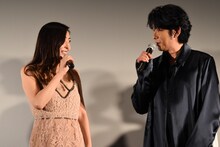 左から中山美穂、永瀬正敏。