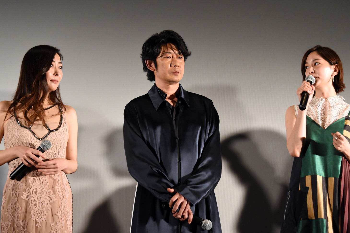 左から中山美穂、永瀬正敏、石橋杏奈。