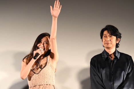 左から「おひさしぶりです」と観客に呼びかける中山美穂、永瀬正敏。