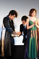 客席に投げる“紙でできた蝶”を受け取る永瀬正敏（左）、石橋杏奈（右）。