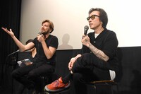 左からリューベン・オストルンド、菊地成孔。