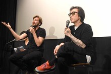 左からリューベン・オストルンド、菊地成孔。