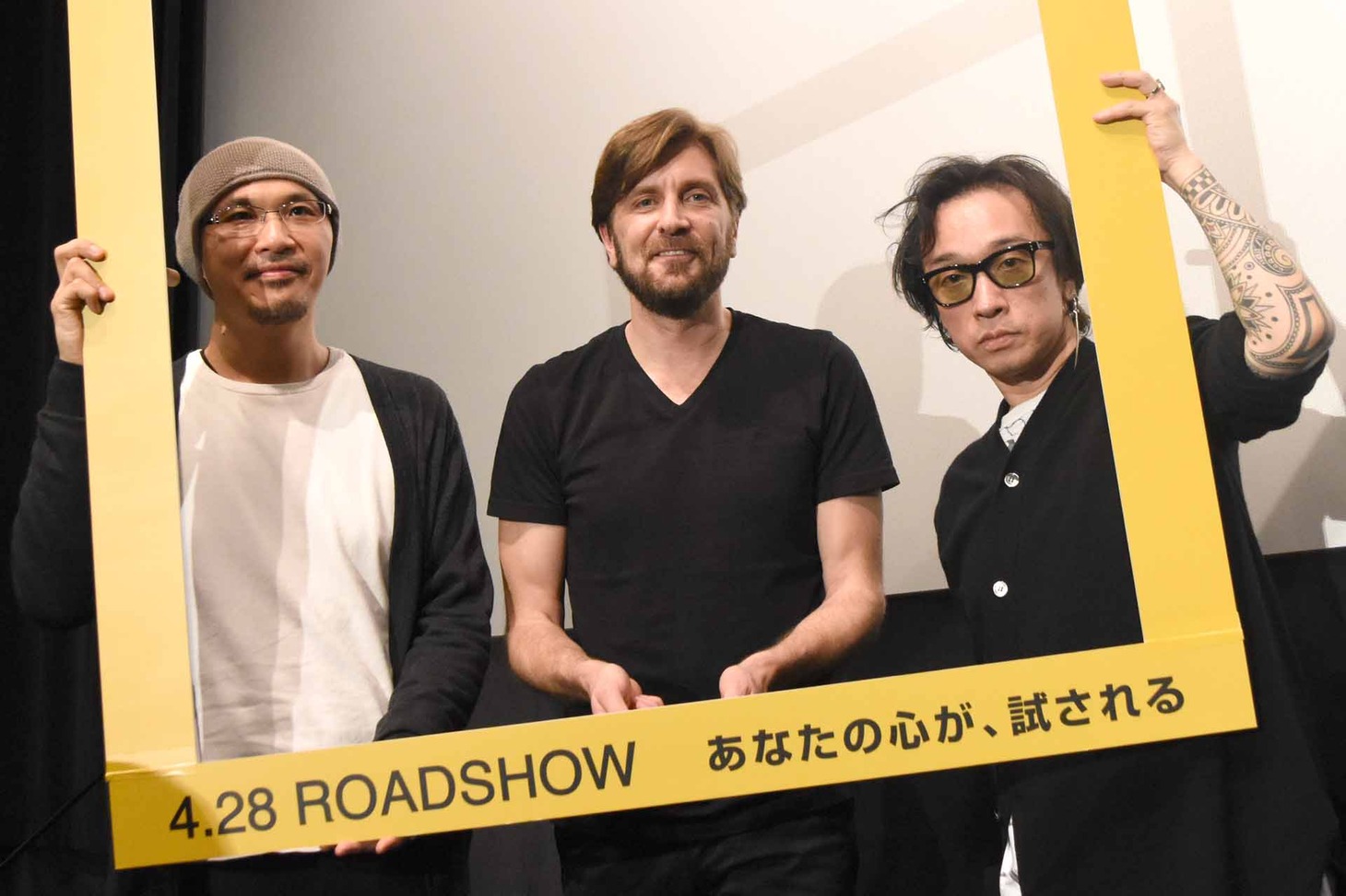 「ザ・スクエア 思いやりの聖域」プレミア上映舞台挨拶の様子。左から司会の森直人、リューベン・オストルンド、菊地成孔。