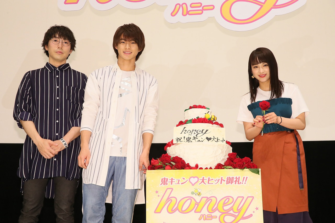 「honey」のヒット御礼舞台挨拶の様子。左から高橋優、平野紫耀、平祐奈。