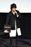 くじを引く中村悠一。