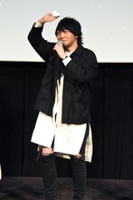 ポスターの当選者を見る中村悠一。