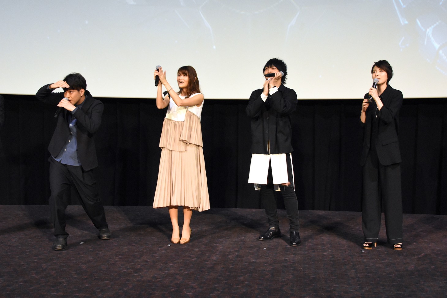ポスターの当選者を祝う登壇者たち。