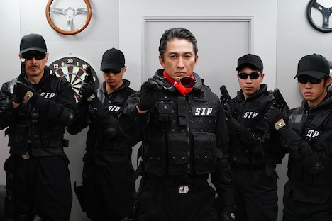 「炎神戦隊ゴーオンジャー 10 YEARS GRANDPRIX」より、神尾佑演じる暮井虎夫（中央）。