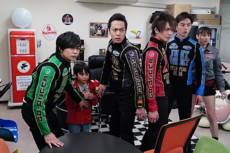 「炎神戦隊ゴーオンジャー 10 YEARS GRANDPRIX」より、高橋來演じる走児（左から2番目）。