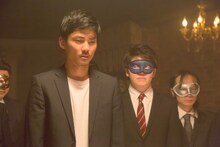 「ご主人様と呼ばせてください～私の奴隷になりなさい・第2章～」より、毎熊克哉演じる“ご主人様”の目黒（左）。