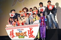 「映画クレヨンしんちゃん 爆盛！カンフーボーイズ ～拉麺大乱～」初日舞台挨拶にて、前列左から佐々木彩夏、百田夏菜子、野原しんのすけ、関根勤、玉井詩織、高城れに。後列左から野原ひろし、野原ひまわり、野原みさえ、矢島晶子、ならはしみき、森川智之、高橋渉。