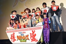 「映画クレヨンしんちゃん 爆盛！カンフーボーイズ ～拉麺大乱～」初日舞台挨拶にて、前列左から佐々木彩夏、百田夏菜子、野原しんのすけ、関根勤、玉井詩織、高城れに。後列左から野原ひろし、野原ひまわり、野原みさえ、矢島晶子、ならはしみき、森川智之、高橋渉。