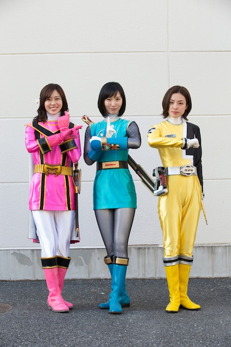 「ヒーローママ★リーグ」より、左から小津芳香 / マジピンク役の別府あゆみ、野乃七海 / ハリケンブルー役の長澤奈央、礼紋茉莉花 / デカイエロー役の木下あゆ美。