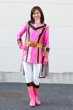 「ヒーローママ★リーグ」より、小津芳香 / マジピンク役の別府あゆみ。