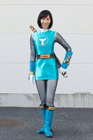 「ヒーローママ★リーグ」より、野乃七海 / ハリケンブルー役の長澤奈央。