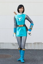 「ヒーローママ★リーグ」より、野乃七海 / ハリケンブルー役の長澤奈央。