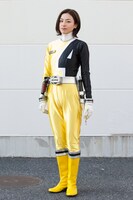 「ヒーローママ★リーグ」より、礼紋茉莉花 / デカイエロー役の木下あゆ美。