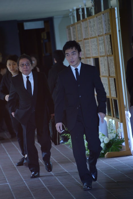 左から高橋伴明、草なぎ剛。