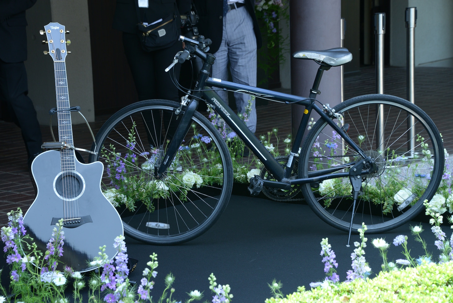 大杉漣が愛用していたギターと自転車。
