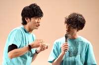 自分が提案した青汁メニューを食べる馬場良馬（左）、それを見つめる玉城裕規（右）。