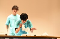 ボックスからティッシュを取り出す馬場良馬（中央）。