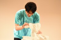 ボックスからティッシュを取り出す根本正勝。