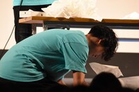 ボックスからティッシュを取り出す玉城裕規。