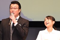 左から加藤浩次、葵わかな。