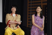 アイデンティティのネタを見て笑う菅田将暉（左）と土屋太鳳（右）。