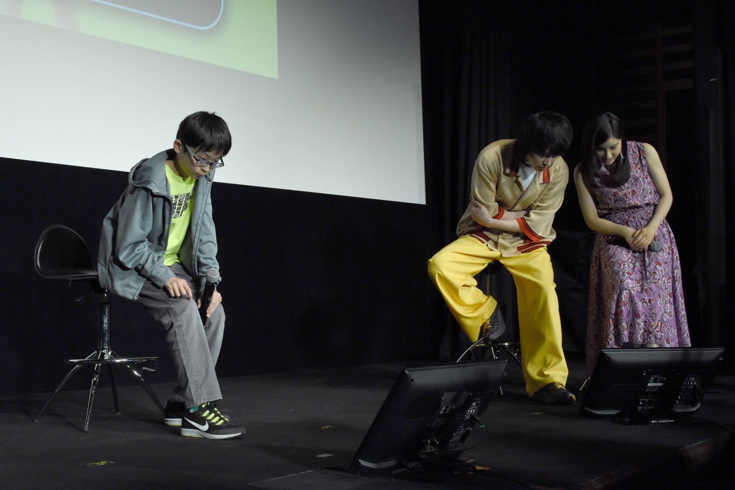 千葉彦くん（左）と暗算対決を行うキャストたち。