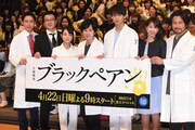 「ブラックペアン」舞台挨拶。左から小泉孝太郎、加藤浩次、葵わかな、二宮和也、竹内涼真、加藤綾子、内野聖陽。