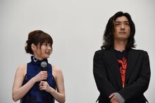 左から東亜優、谷口賢志。