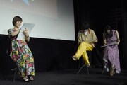 汐口徳子さん(左)と絵心対決を行うキャストたち。
