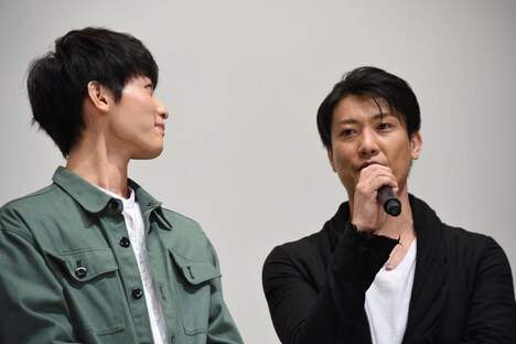 左から小林亮太、俊藤光利。