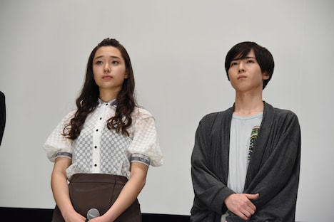 左から白本彩奈、前嶋曜。