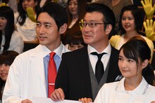 左から小泉孝太郎、加藤浩次、葵わかな。
