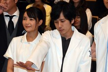 左から葵わかな、自分の手を見る二宮和也。