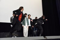 アマゾン発生の知らせを聞き、ステージをあとにする谷口賢志（前列左）と藤田富（前列右）。