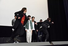 アマゾン発生の知らせを聞き、ステージをあとにする谷口賢志（前列左）と藤田富（前列右）。