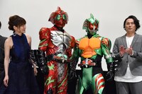 仮面ライダーアマゾンアルファ（中央左）と仮面ライダーアマゾンオメガ（中央右）。