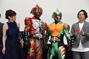 仮面ライダーアマゾンアルファ(中央左)と仮面ライダーアマゾンオメガ(中央右)。