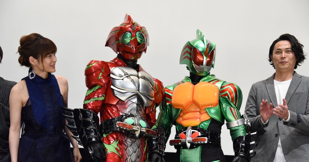 仮面ライダーアマゾンアルファ（中央左）と仮面ライダーアマゾンオメガ 