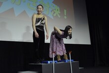 石馬場南美さん（左）との柔軟対決を前に、気合いを入れる土屋太鳳（右）。