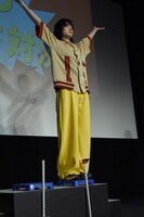 前屈に挑戦する前の菅田将暉。