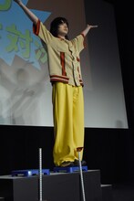 前屈に挑戦する前の菅田将暉。