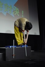 前屈に挑戦する菅田将暉。